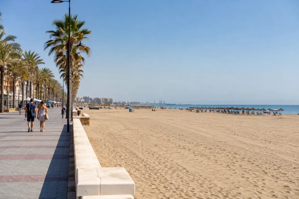 Playa de la Malvarrosa en Valencia durante el verano